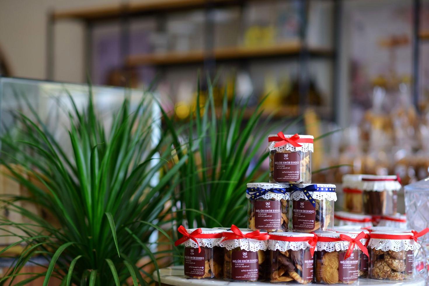 Gourmet treat jars